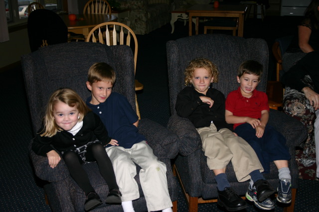 2005-11-05-South-Dakota-101-Hildebrands-Wieczoreks-watching-video.JPG