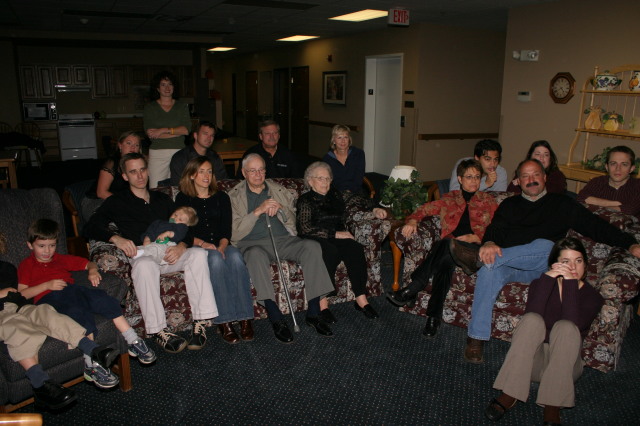 2005/11(November)/SouthDakota/Day2/640x480_2005-11-05-South-Dakota-103-Hildebrands-Wieczoreks-watching-video.JPG