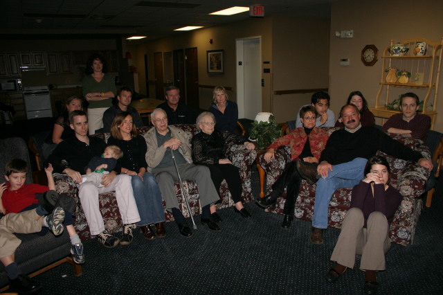 2005/11(November)/SouthDakota/Day2/640x480_2005-11-05-South-Dakota-105-Hildebrands-Wieczoreks-watching-video.JPG
