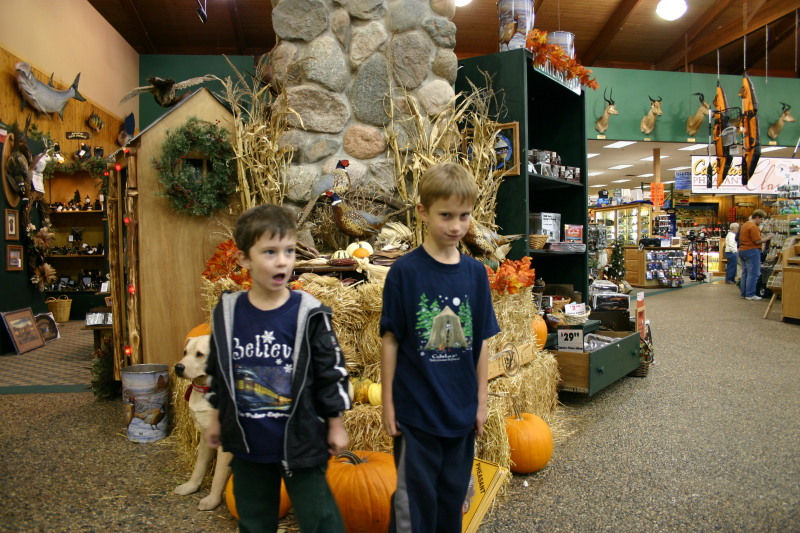 2005-11-04-South-Dakota-12-Cabelas-Chance-Dax.JPG