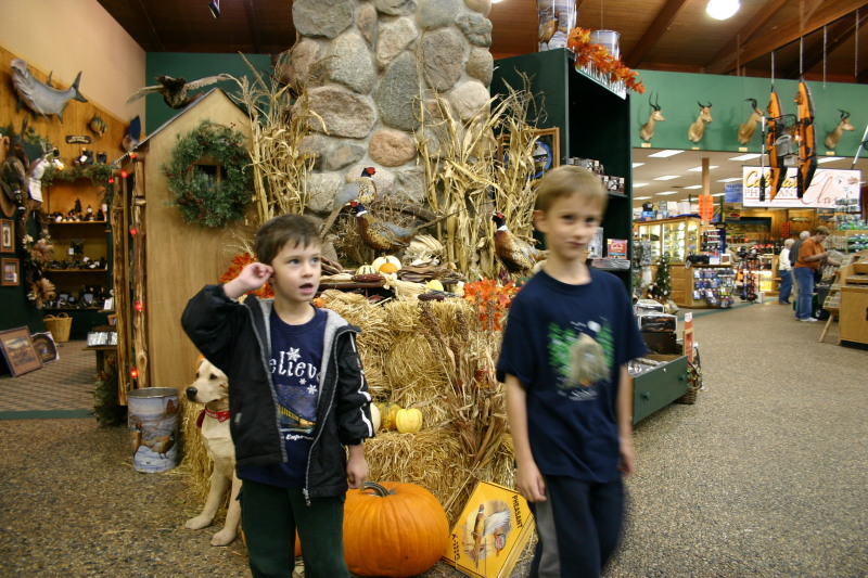 2005/11(November)/SouthDakota/Day2/800x600_2005-11-04-South-Dakota-13-Cabelas-Chance-Dax.JPG