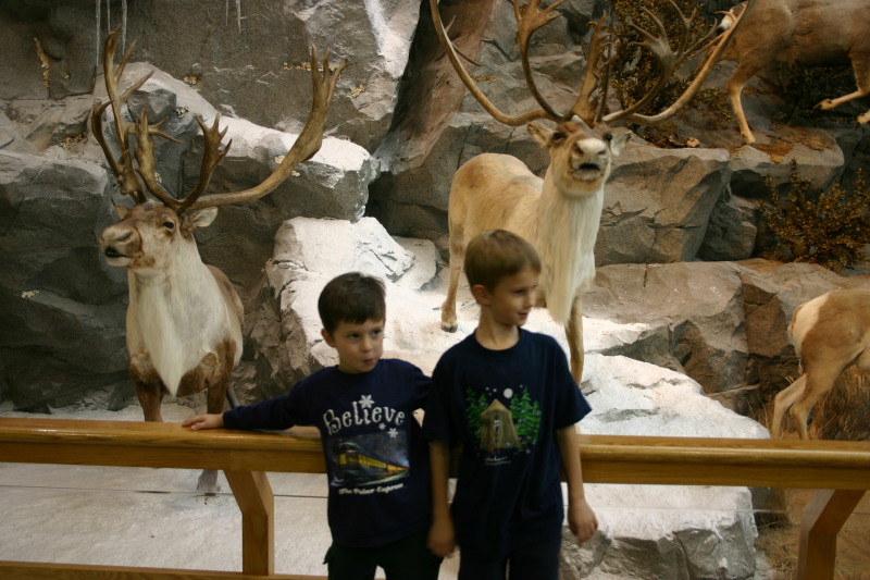 2005/11(November)/SouthDakota/Day2/800x600_2005-11-04-South-Dakota-18-Cabelas-Chance-Dax.JPG
