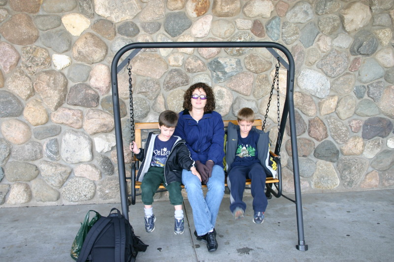 2005/11(November)/SouthDakota/Day2/800x600_2005-11-04-South-Dakota-23-Cabelas-Chance-Dax-Suzi.JPG