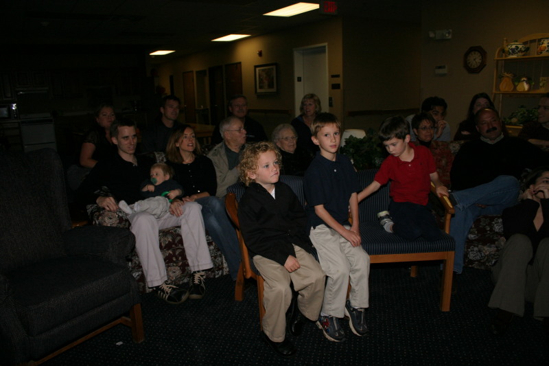 2005-11-05-South-Dakota-100-Hildebrands-Wieczoreks-watching-video.JPG
