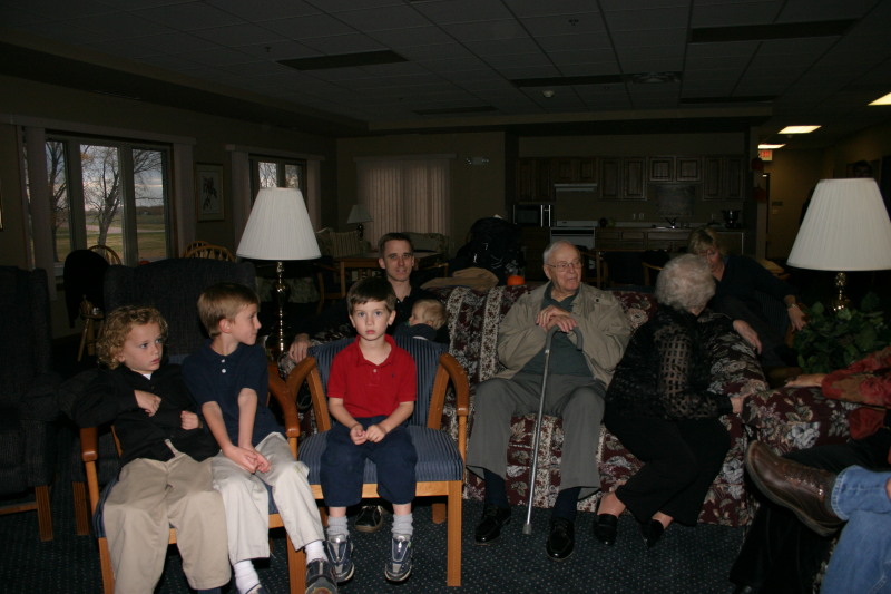 2005-11-05-South-Dakota-96-Hildebrands-Wieczoreks-watching-video.JPG