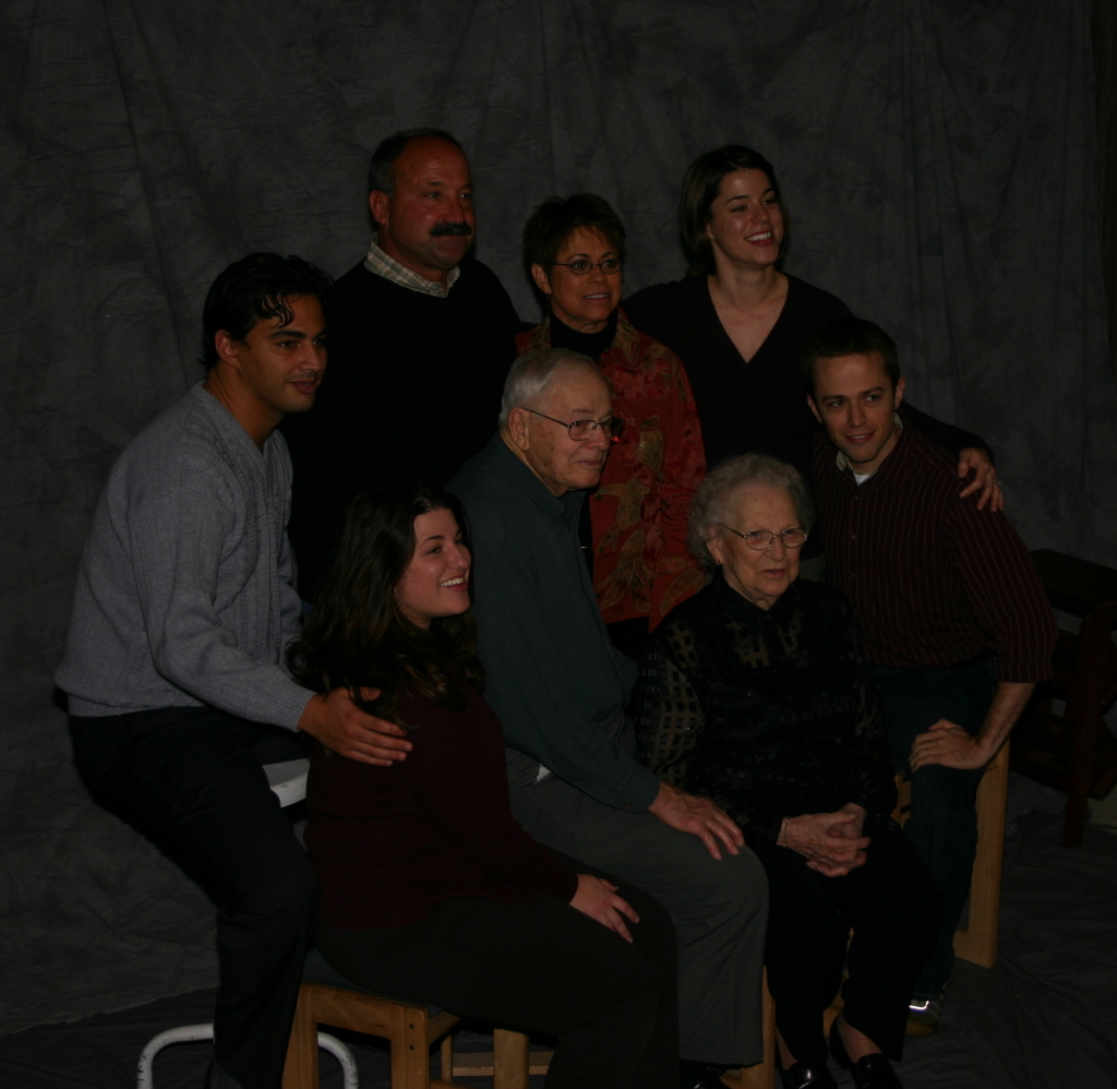 2005/11(November)/SouthDakota/Day2/Family-Photos/1024x768_2005-11-05-South-Dakota-29-Family-photo-Wieczoreks.JPG