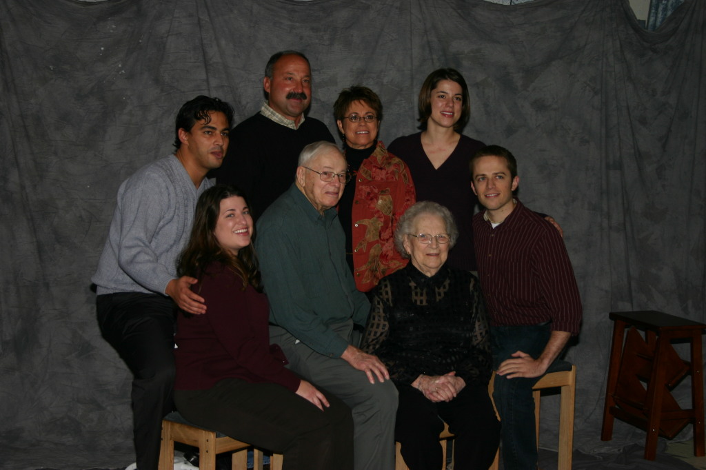 2005/11(November)/SouthDakota/Day2/Family-Photos/1024x768_2005-11-05-South-Dakota-31-Family-photo-Wieczoreks.JPG