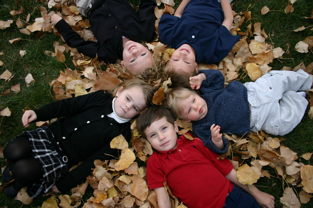 2005-11-05-South-Dakota-82-Family-photo-Chance-Dax-Vale-Kyla-Ian-leaves.JPG