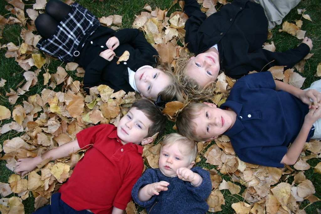 2005-11-05-South-Dakota-92-Family-photo-Chance-Dax-Vale-Kyla-Ian-leaves.JPG