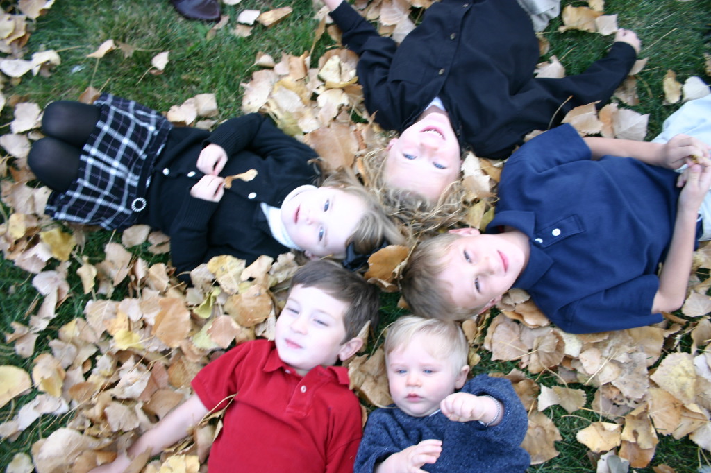 2005-11-05-South-Dakota-93-Family-photo-Chance-Dax-Vale-Kyla-Ian-leaves.JPG