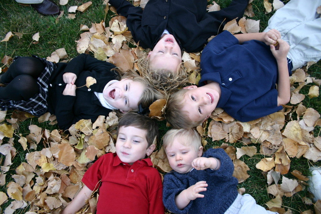 2005-11-05-South-Dakota-95-Family-photo-Chance-Dax-Vale-Kyla-Ian-leaves.JPG