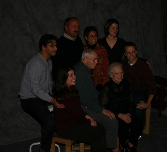 2005/11(November)/SouthDakota/Day2/Family-Photos/640x480_2005-11-05-South-Dakota-30-Family-photo-Wieczoreks.JPG