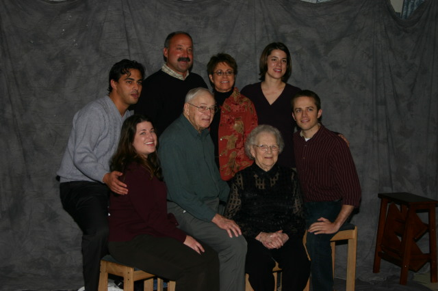 2005/11(November)/SouthDakota/Day2/Family-Photos/640x480_2005-11-05-South-Dakota-31-Family-photo-Wieczoreks.JPG