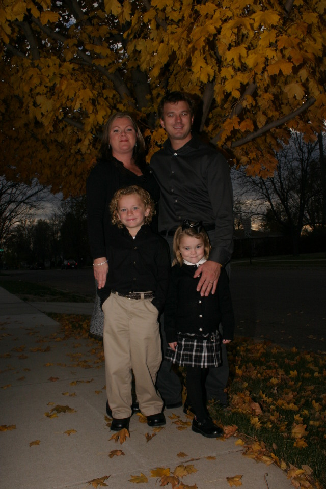 2005/11(November)/SouthDakota/Day2/Family-Photos/640x480_2005-11-05-South-Dakota-46-Family-photo-Justin-Katie-Vale-Kyla.JPG