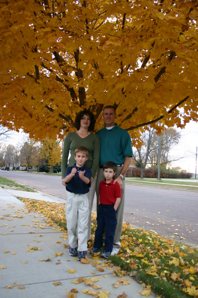 2005/11(November)/SouthDakota/Day2/Family-Photos/640x480_2005-11-05-South-Dakota-56-Family-photo-Suzi-Travis-Chance-Dax.JPG