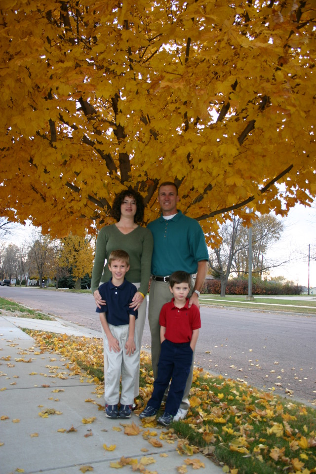 2005/11(November)/SouthDakota/Day2/Family-Photos/640x480_2005-11-05-South-Dakota-57-Family-photo-Suzi-Travis-Chance-Dax.JPG