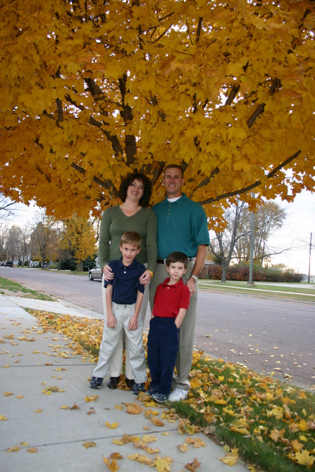 2005/11(November)/SouthDakota/Day2/Family-Photos/640x480_2005-11-05-South-Dakota-60-Family-photo-Suzi-Travis-Chance-Dax.JPG