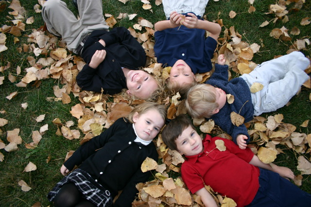 2005-11-05-South-Dakota-80-Family-photo-Chance-Dax-Vale-Kyla-Ian-leaves.JPG