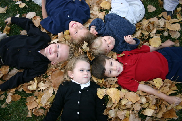 2005-11-05-South-Dakota-84-Family-photo-Chance-Dax-Vale-Kyla-Ian-leaves.JPG
