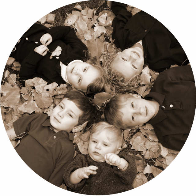 2005/11(November)/SouthDakota/Day2/Family-Photos/640x480_2005-11-05-South-Dakota-98-Family-photo-Chance-Dax-Vale-Kyla-Ian-leaves.jpg