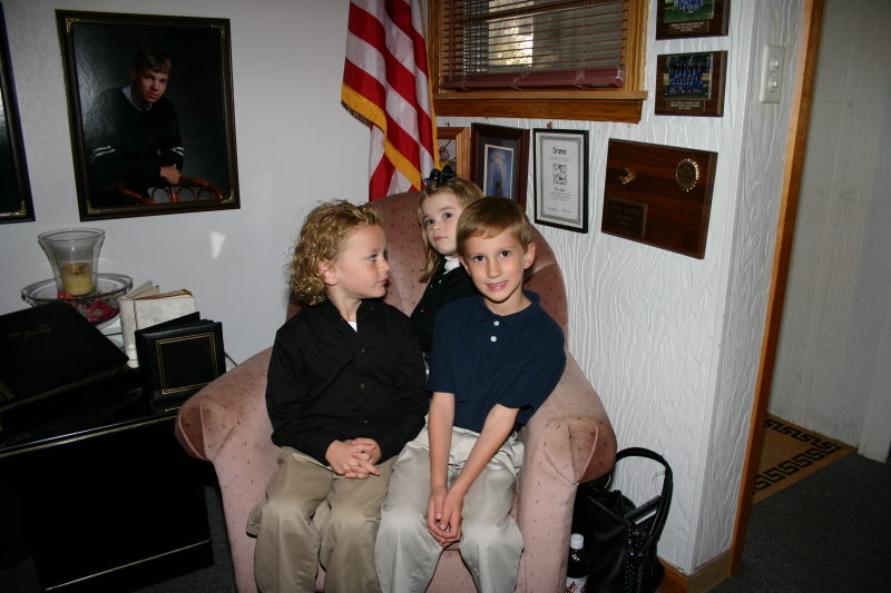 2005/11(November)/SouthDakota/Day2/Family-Photos/800x600_2005-11-05-South-Dakota-24-Family-photo-Vale-Kyla-Chance.JPG