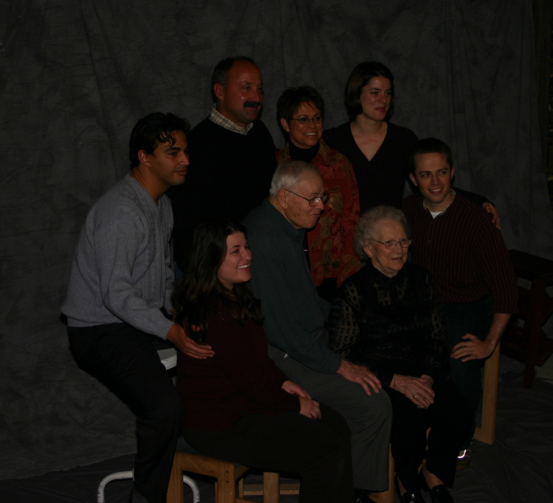 2005/11(November)/SouthDakota/Day2/Family-Photos/800x600_2005-11-05-South-Dakota-30-Family-photo-Wieczoreks.JPG