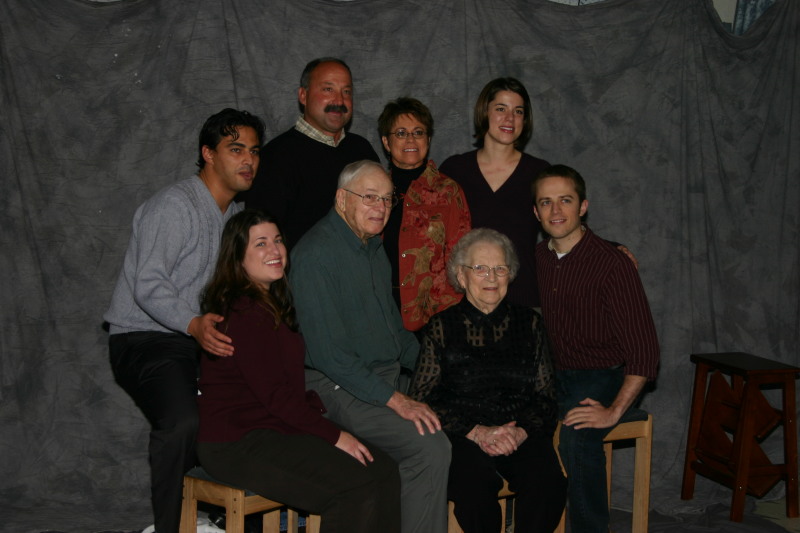 2005/11(November)/SouthDakota/Day2/Family-Photos/800x600_2005-11-05-South-Dakota-31-Family-photo-Wieczoreks.JPG