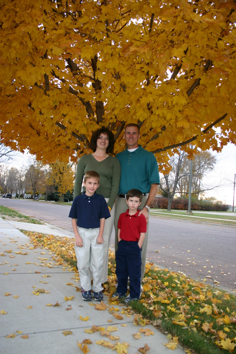 2005/11(November)/SouthDakota/Day2/Family-Photos/800x600_2005-11-05-South-Dakota-55-Family-photo-Suzi-Travis-Chance-Dax.JPG