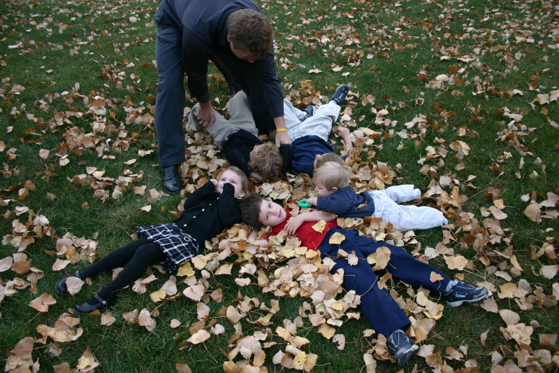 2005/11(November)/SouthDakota/Day2/Family-Photos/800x600_2005-11-05-South-Dakota-79-Family-photo-Chance-Dax-Vale-Kyla-Ian-leaves.JPG