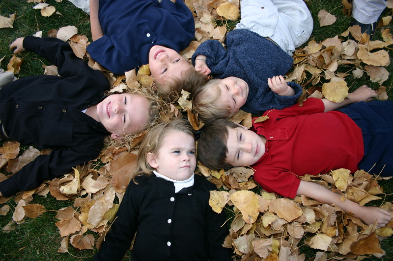 2005/11(November)/SouthDakota/Day2/Family-Photos/800x600_2005-11-05-South-Dakota-84-Family-photo-Chance-Dax-Vale-Kyla-Ian-leaves.JPG
