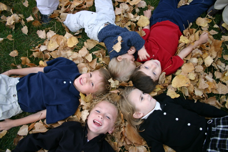 2005-11-05-South-Dakota-86-Family-photo-Chance-Dax-Vale-Kyla-Ian-leaves.JPG