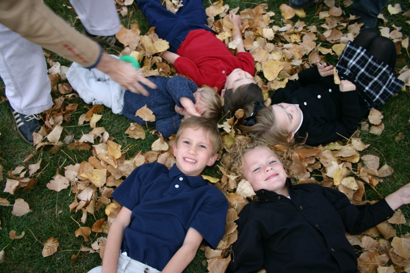 2005/11(November)/SouthDakota/Day2/Family-Photos/800x600_2005-11-05-South-Dakota-87-Family-photo-Chance-Dax-Vale-Kyla-Ian-leaves.JPG