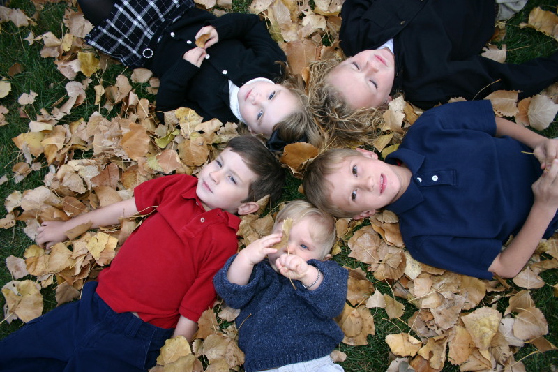 2005-11-05-South-Dakota-90-Family-photo-Chance-Dax-Vale-Kyla-Ian-leaves.JPG