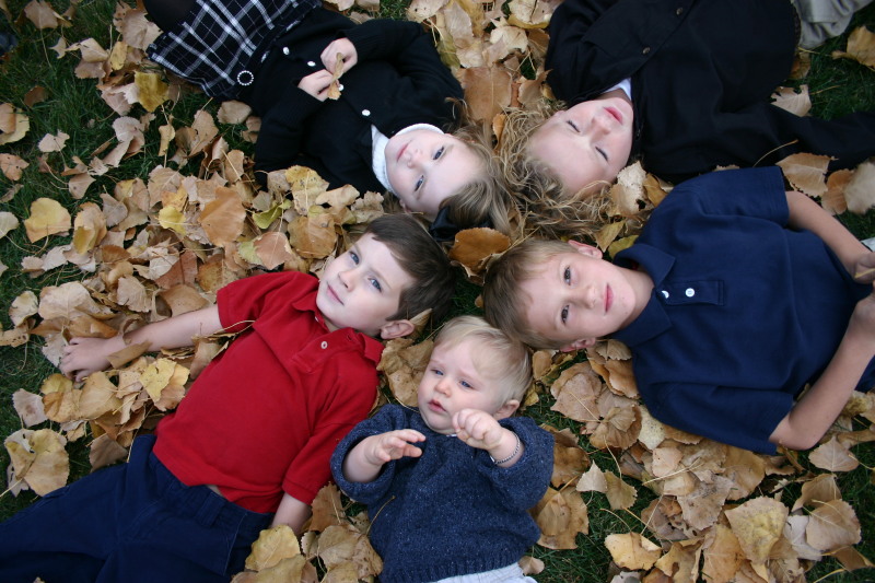 2005-11-05-South-Dakota-91-Family-photo-Chance-Dax-Vale-Kyla-Ian-leaves.JPG