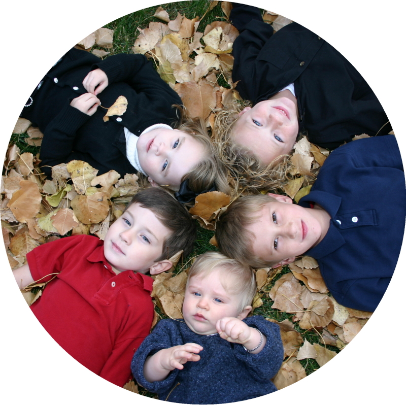 2005/11(November)/SouthDakota/Day2/Family-Photos/800x600_2005-11-05-South-Dakota-96-Family-photo-Chance-Dax-Vale-Kyla-Ian-leaves.JPG