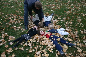 2005-11-05-South-Dakota-79-Family-photo-Chance-Dax-Vale-Kyla-Ian-leaves.JPG