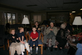 2005-11-05-South-Dakota-96-Hildebrands-Wieczoreks-watching-video.JPG