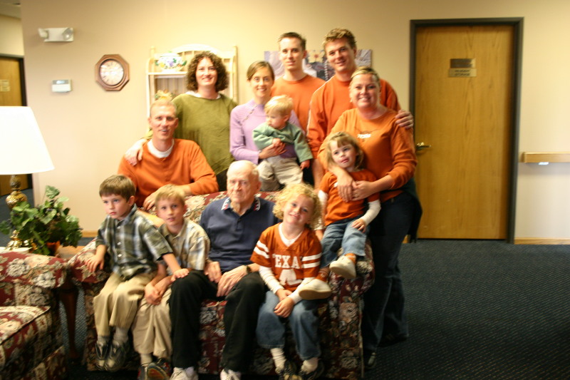 2005/11(November)/SouthDakota/Day3-Melvins-90th-bday/800x600_2005-11-05-Melvin-90th-bday-097-Scotts.JPG