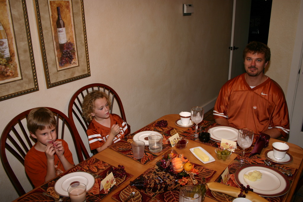 2005/11(November)/Thanksgiving/1024x768_2005-11-25-Thanksgiving-34-Chance-Vale-Justin-table.JPG