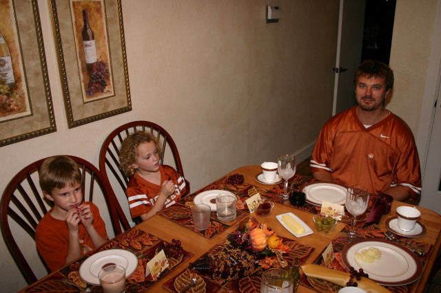 2005/11(November)/Thanksgiving/640x480_2005-11-25-Thanksgiving-34-Chance-Vale-Justin-table.JPG