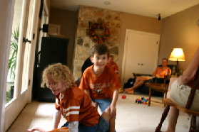 2005-11-25-Thanksgiving-06-Vale-Dax-Travis.JPG