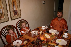 2005-11-25-Thanksgiving-34-Chance-Vale-Justin-table.JPG