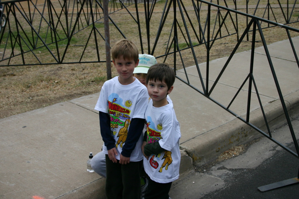 2005/11(November)/Turkey-Trot/1024x768_2005-11-24-Turkey-Trot-11-Chance-Dax-Suzi.JPG