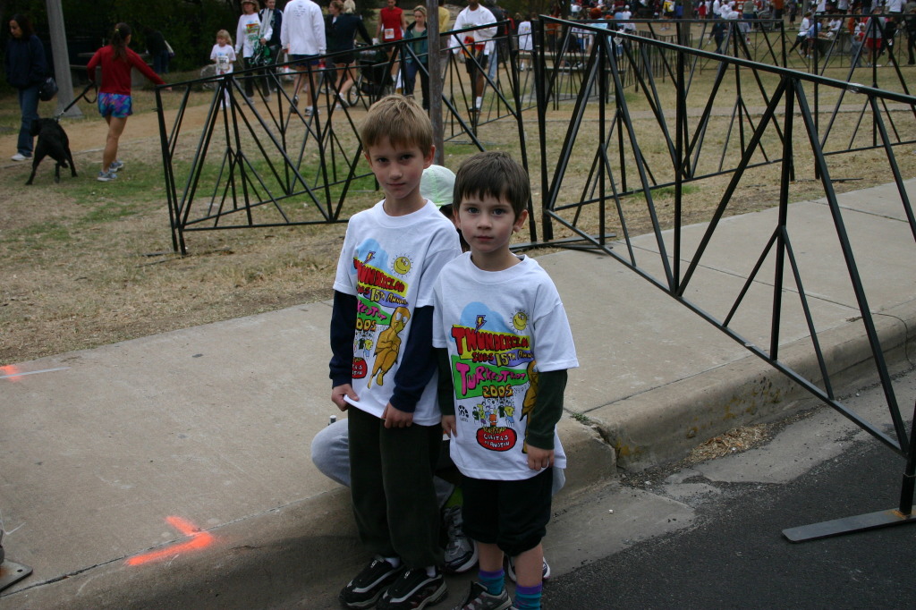 2005/11(November)/Turkey-Trot/1024x768_2005-11-24-Turkey-Trot-13-Chance-Dax-Suzi.JPG