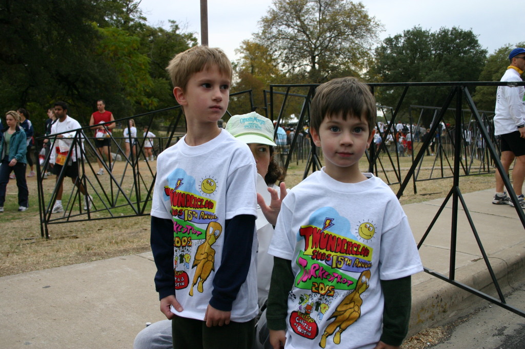 2005/11(November)/Turkey-Trot/1024x768_2005-11-24-Turkey-Trot-14-Chance-Dax-Suzi.JPG