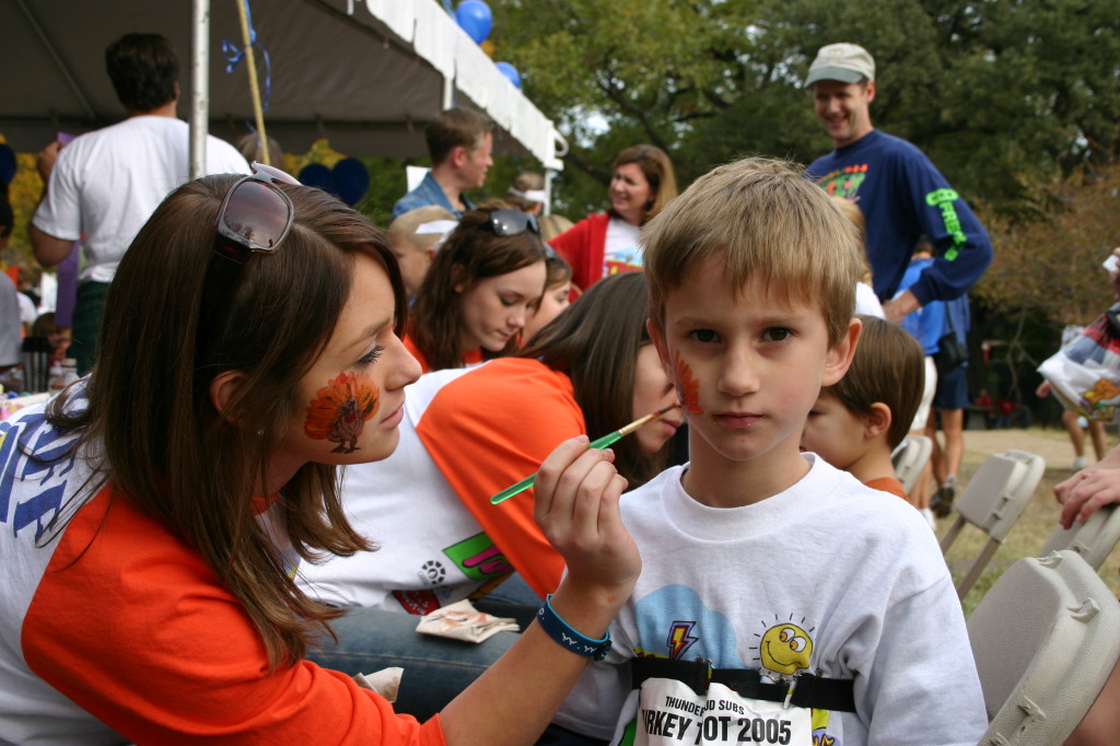 2005/11(November)/Turkey-Trot/1024x768_2005-11-24-Turkey-Trot-35-Chance-facepainting.JPG