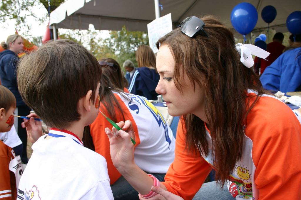 2005-11-24-Turkey-Trot-37-Dax-facepainting.JPG