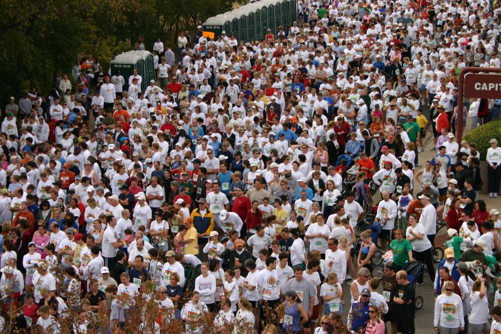 2005/11(November)/Turkey-Trot/1024x768_2005-11-24-Turkey-Trot-44-Crowd-with-Suzi.JPG