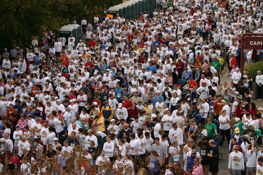 2005/11(November)/Turkey-Trot/1024x768_2005-11-24-Turkey-Trot-45-Crowd-with-Suzi.JPG