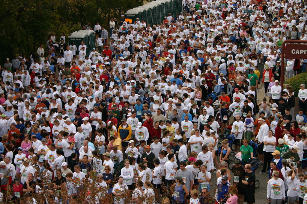 2005/11(November)/Turkey-Trot/1024x768_2005-11-24-Turkey-Trot-47-Crowd-with-Suzi.JPG